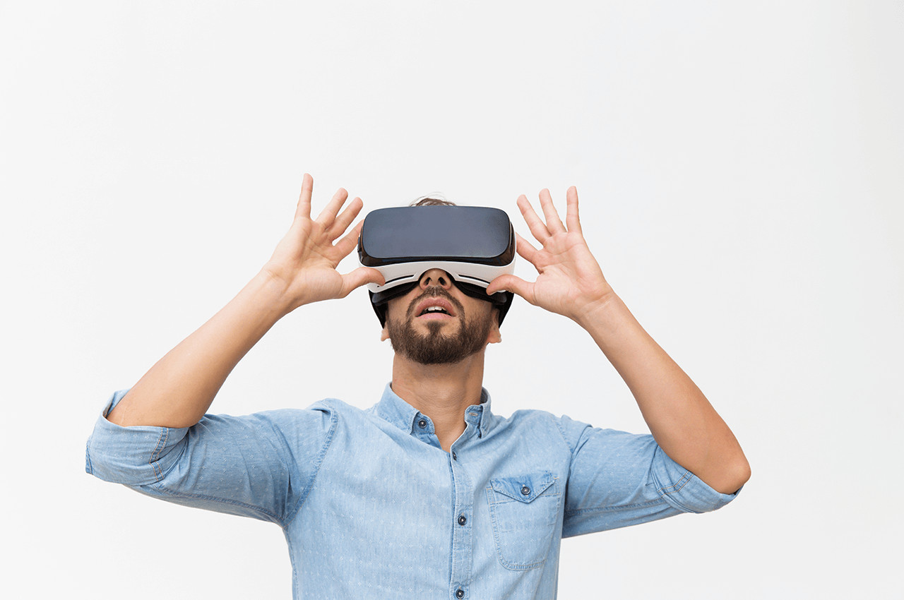homem branco com óculos de realidade virtual