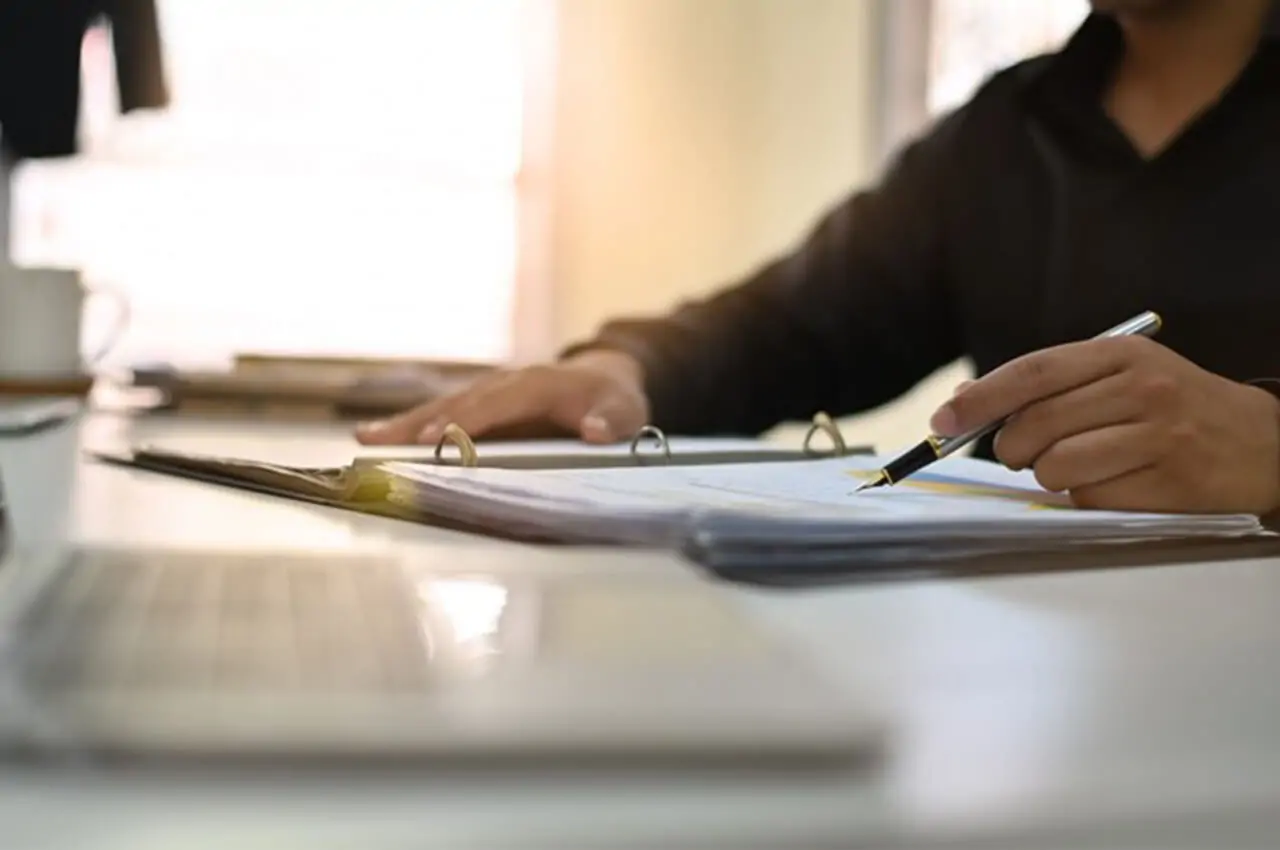 homem sentado fazendo orçamento do evento corporativo