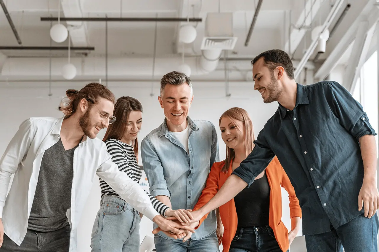 pessoas reunidas sorridentes dando as mãos