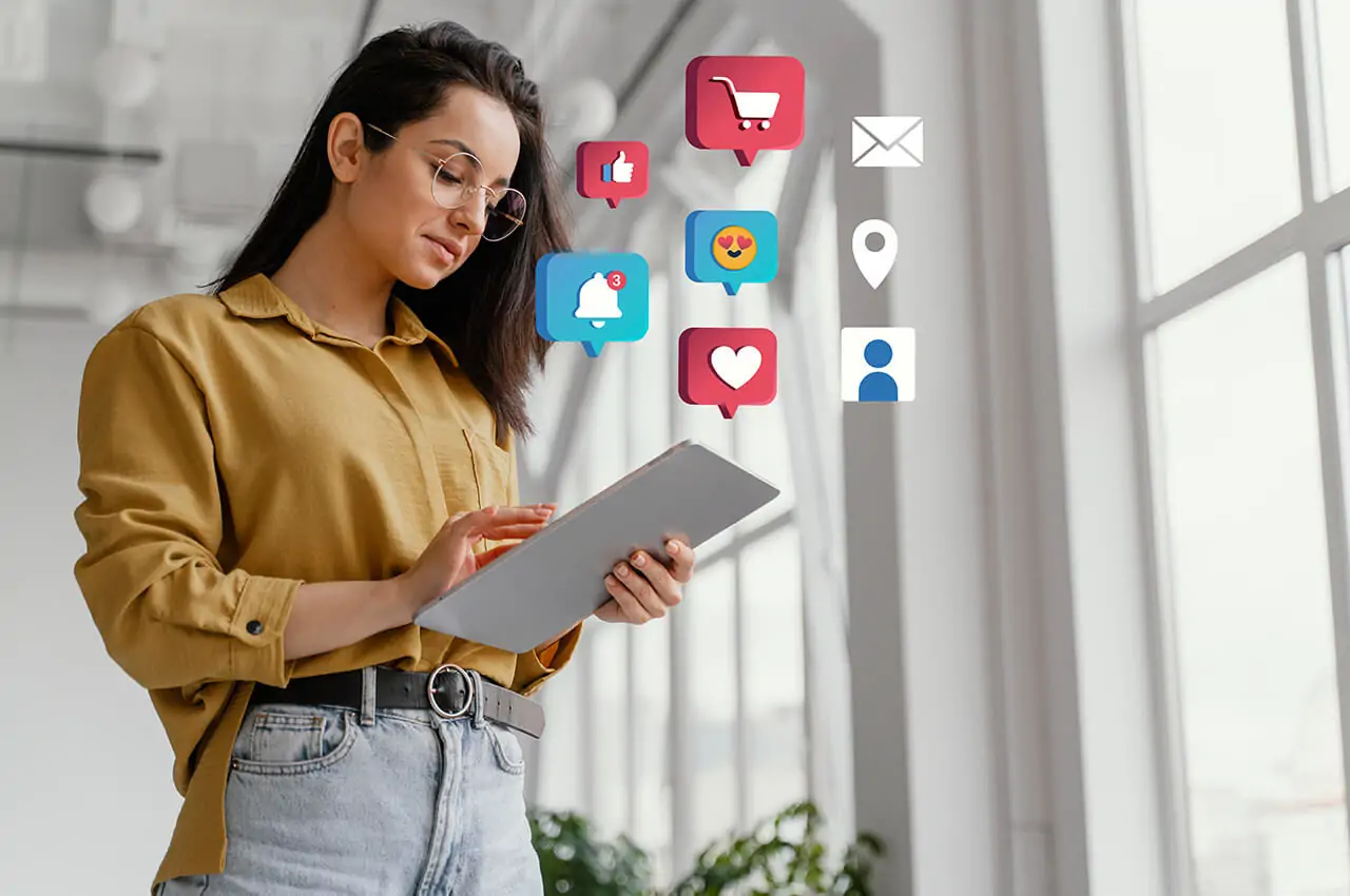 mulher de pé com o tablet na mão e vários ícones de marketing para evento corporativo